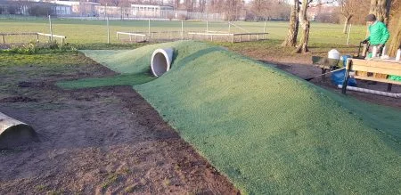 Hundrastgården installerat med hybridgräs