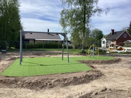 Kompisgunga Installerad med Fallskydd och Hybridgräs