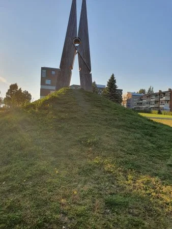 Monument integrerat med hybridgräs