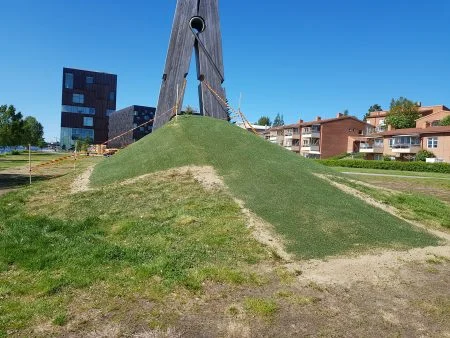 Monument med Hybridgräs