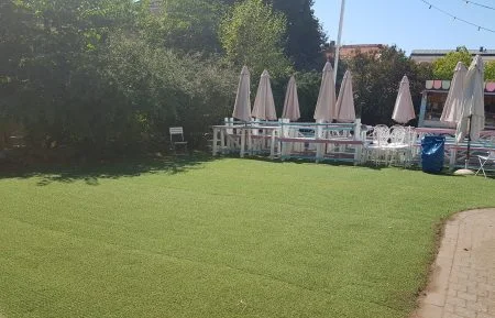 Restaurangen installerad med hybridgräs