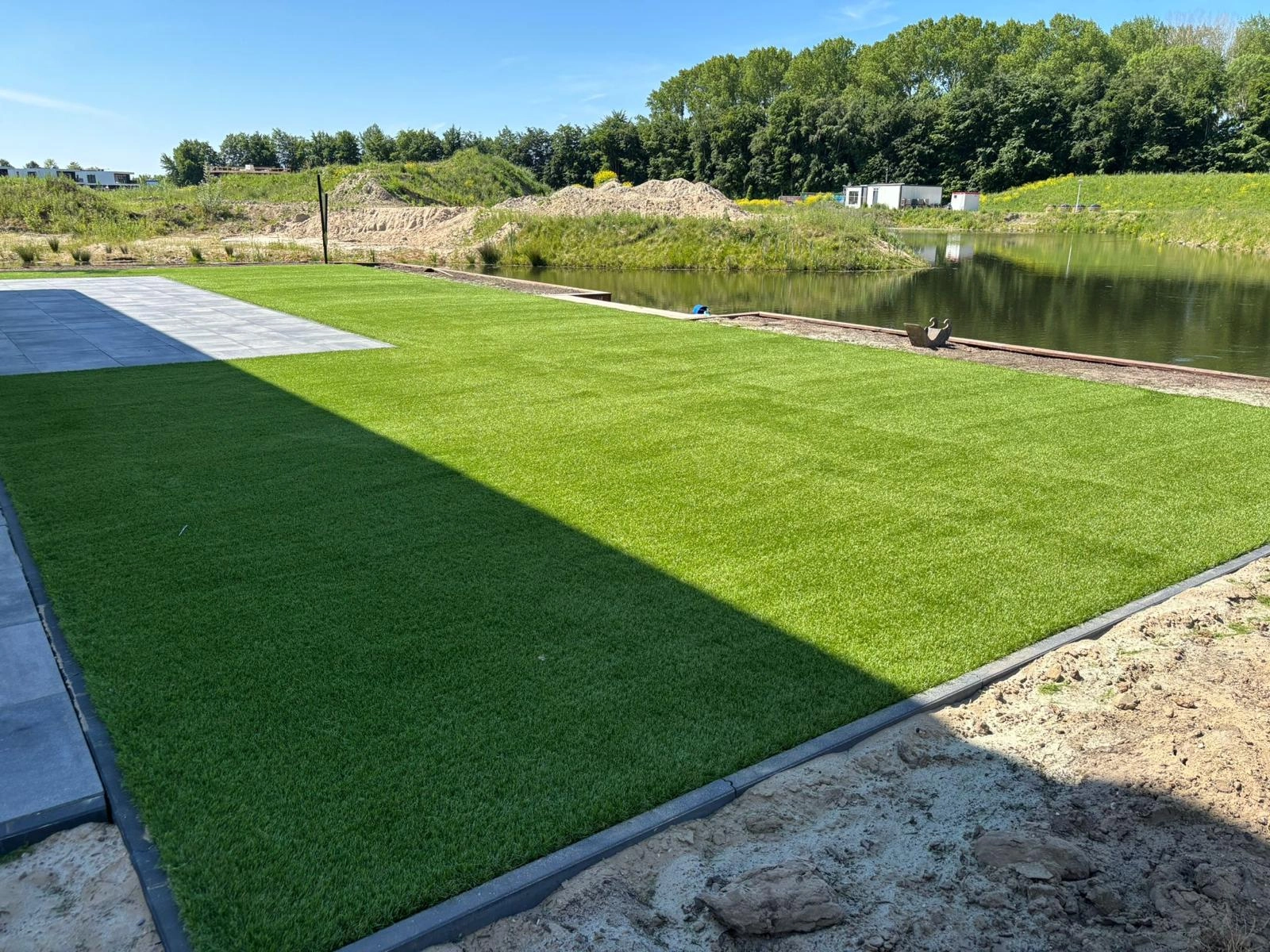 Konstgräs vid sjön